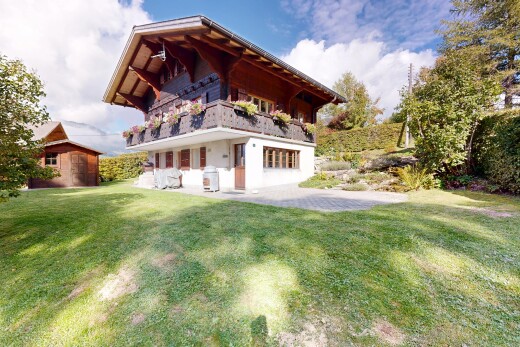 façade avec structure extérieure, property visible, pelouse, day time, et balcon