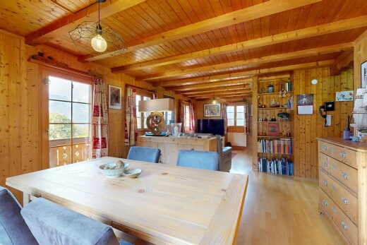salle à manger avec wood wall, mur en bois, inside property, wood finish floor, et sol en finition bois