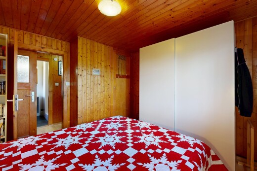 chambre avec wood wall, mur en bois, inside property, wood ceiling, et plafond en bois