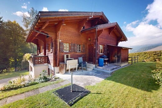façade avec pelouse, terrasse, day time, et property visible