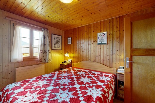 chambre avec inside property, wood wall, mur en bois, natural light, et lumière naturelle