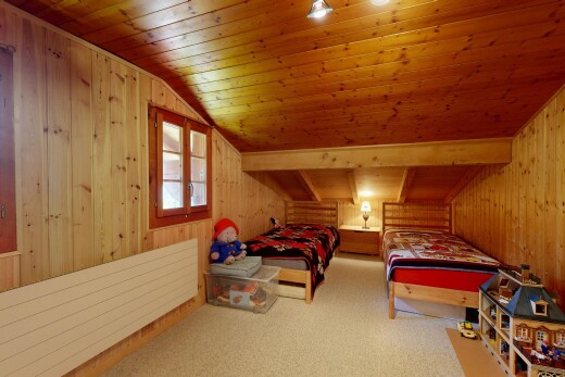 chambre avec radiateur, wood wall, mur en bois, inside property, et vaulted ceiling