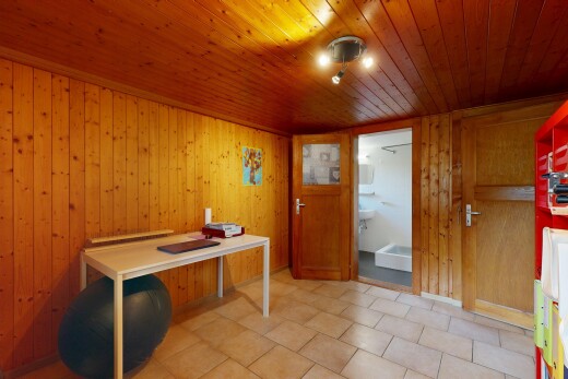 couloir avec wood wall, mur en bois, inside property, wood ceiling, et plafond en bois