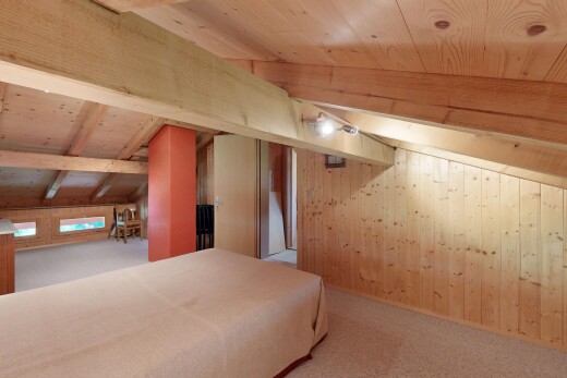 chambre avec carpet, moquette, wood ceiling, plafond en bois, et beamed ceiling