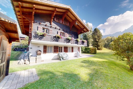 façade avec balcon, property visible, day time, pelouse, et terrasse