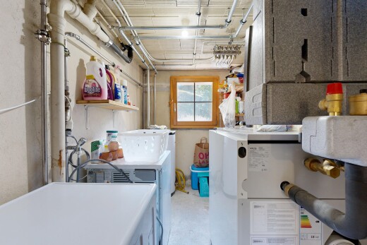 cuisine avec inside property, lave-linge et sèche-linge séparés, natural light, lumière naturelle, et étagères ouvertes