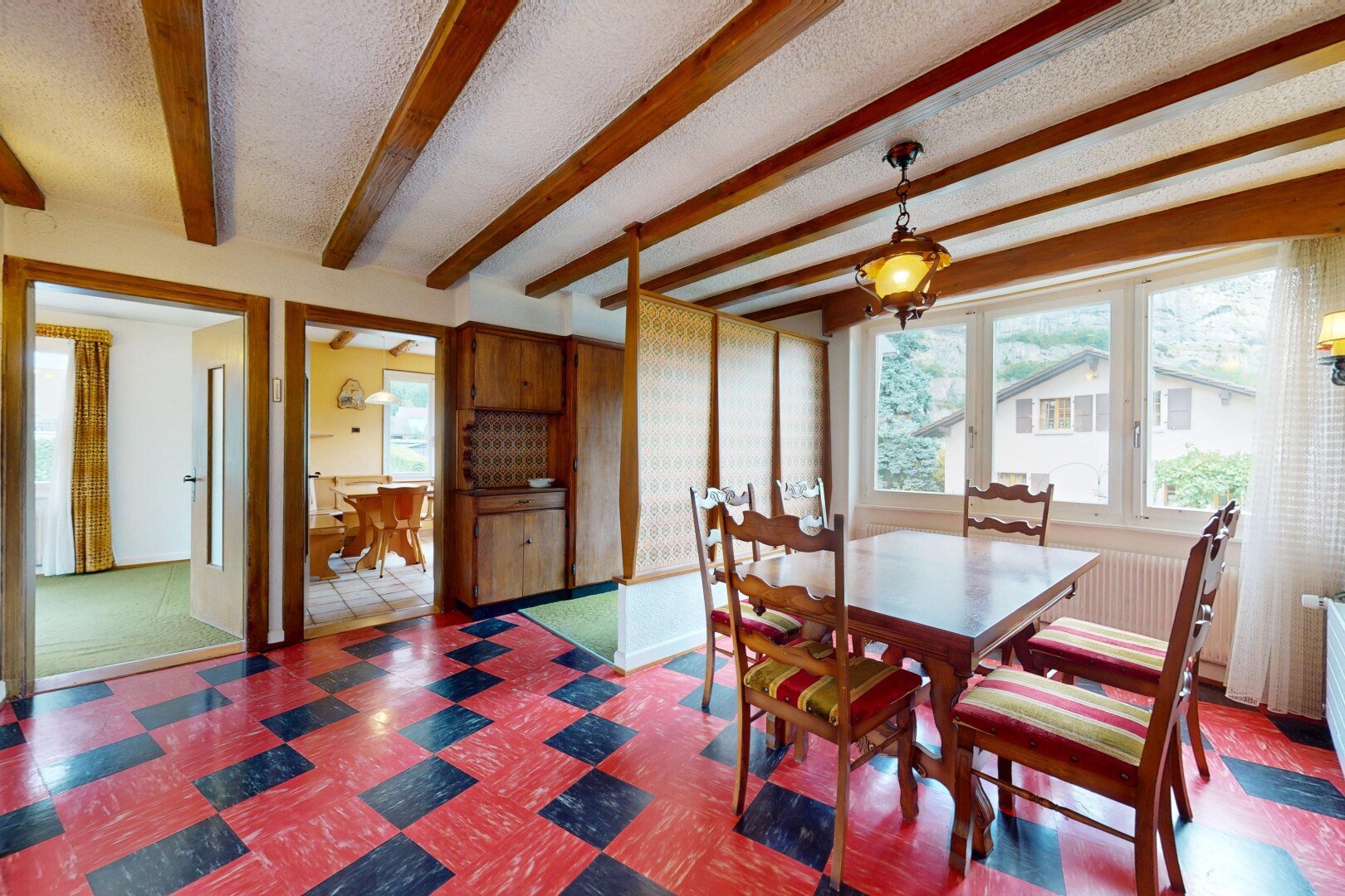 salle à manger avec inside property, natural light, lumière naturelle, beamed ceiling, et plafond à poutres