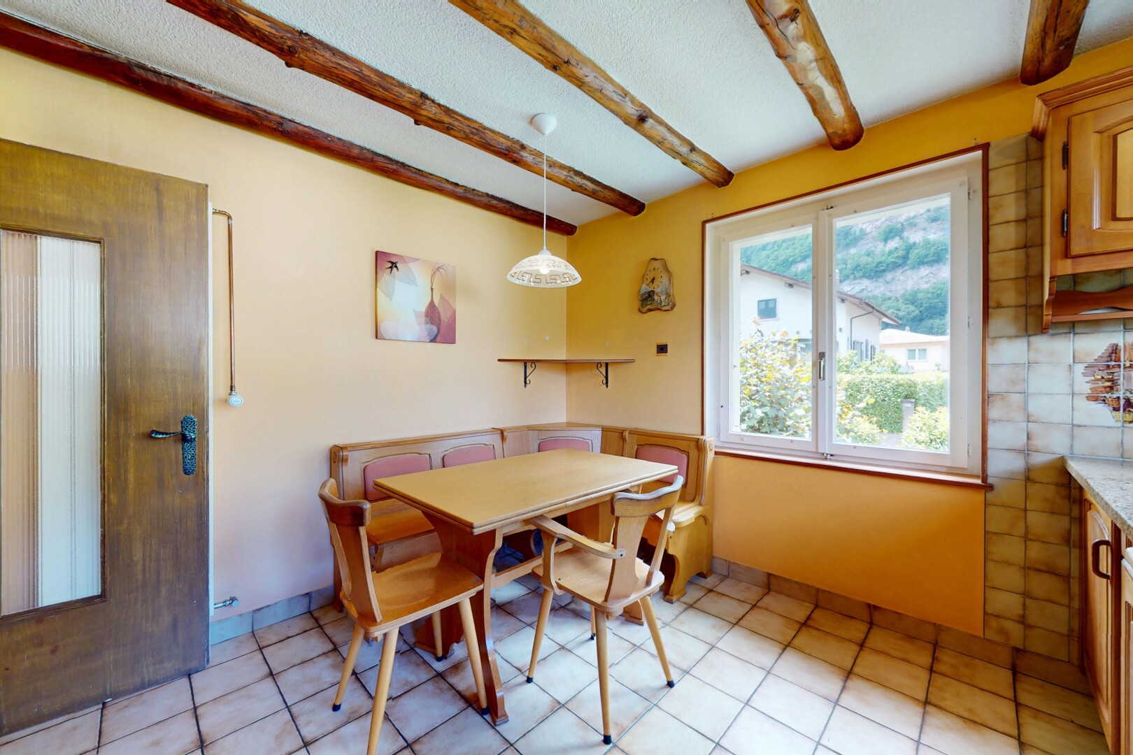 salle à manger avec natural light, lumière naturelle, inside property, beamed ceiling, et plafond à poutres
