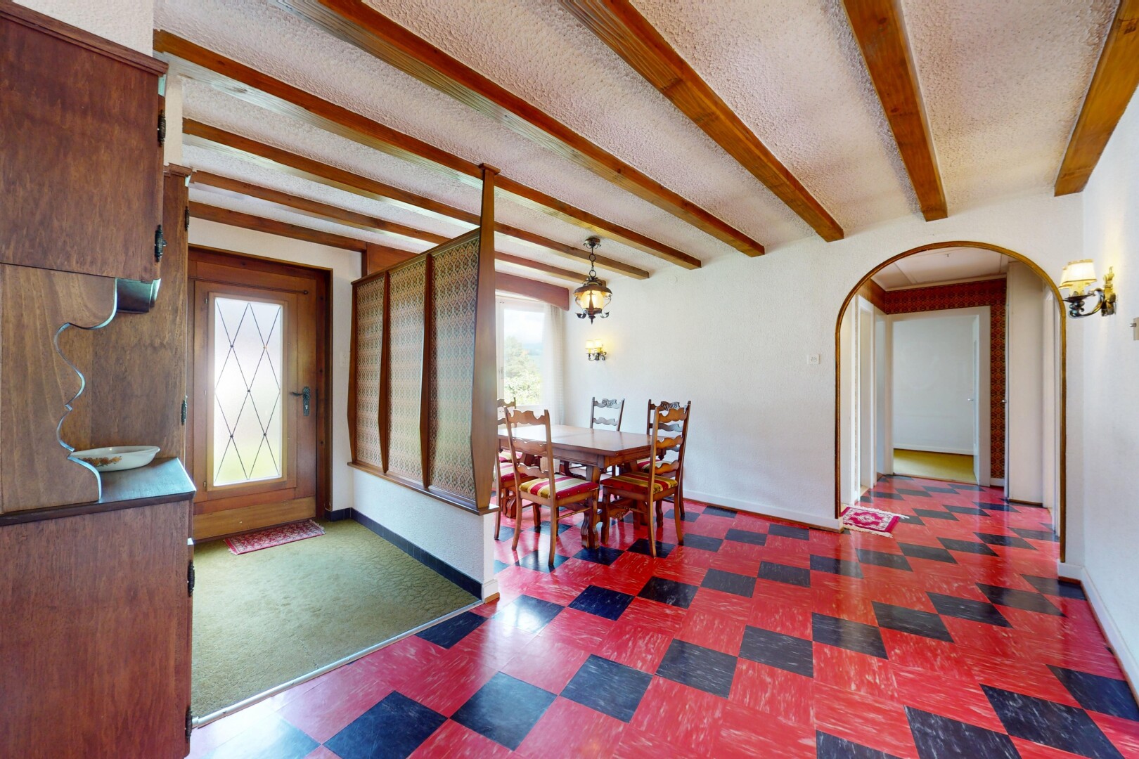 salle à manger avec inside property, beamed ceiling, plafond à poutres, vinyl floor, et sol en vinyle
