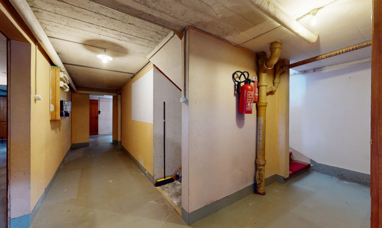 couloir avec inside property, concrete floor, sol en béton, baseboards wall, et plinthes murales