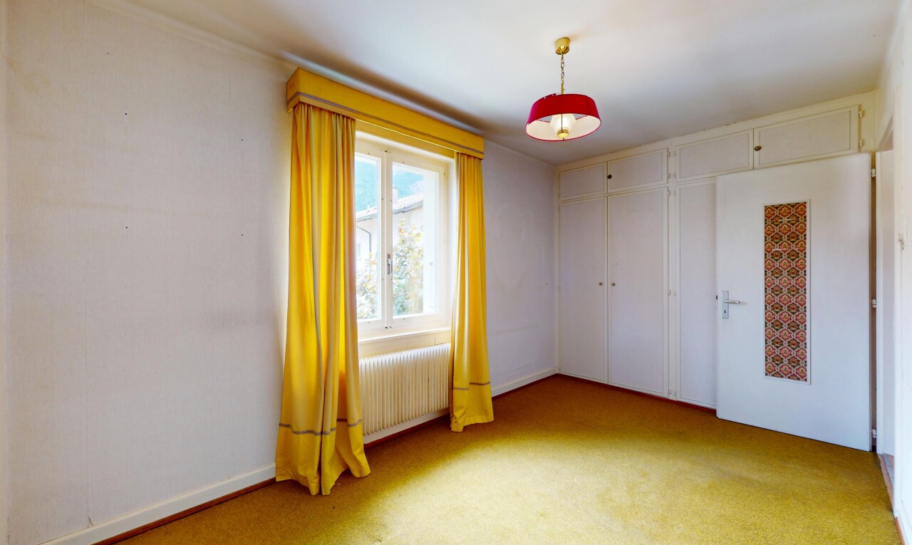 pièce vide avec carpet, moquette, natural light, lumière naturelle, et drywall