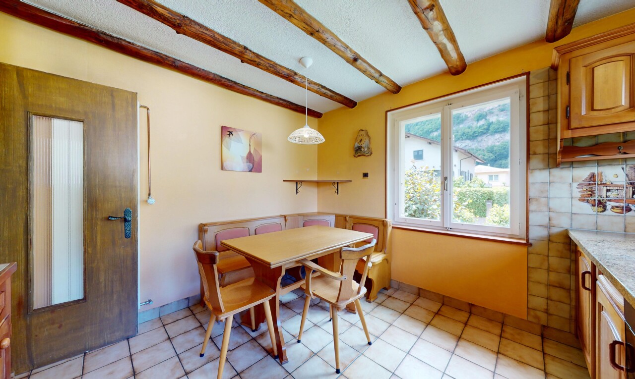 salle à manger avec natural light, lumière naturelle, inside property, beamed ceiling, et plafond à poutres