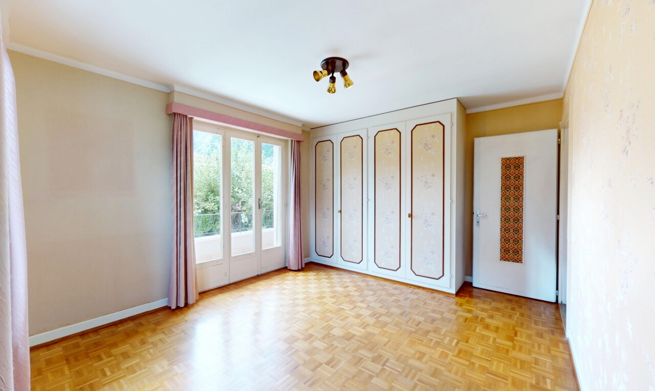 pièce vide avec natural light, lumière naturelle, crown molding, moulures, et parquet floor