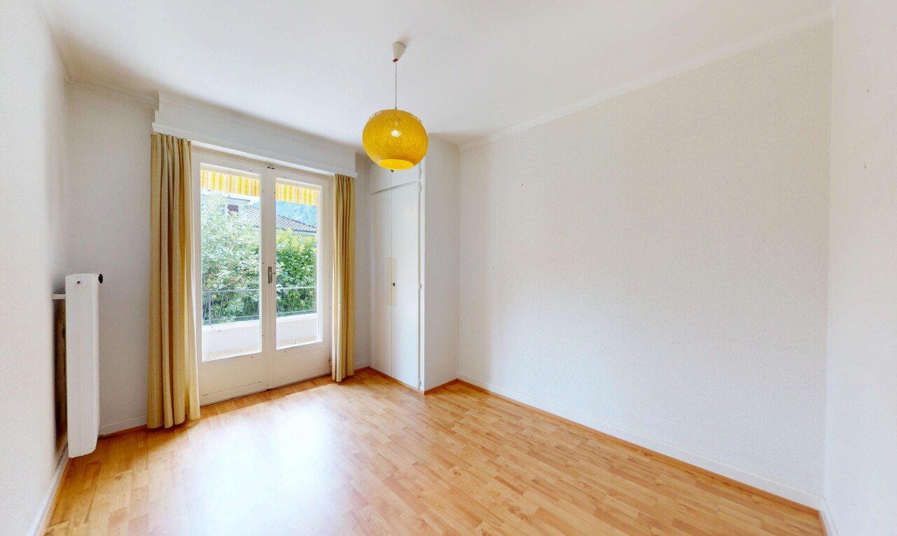 pièce vide avec natural light, lumière naturelle, wood finish floor, sol en finition bois, et inside property