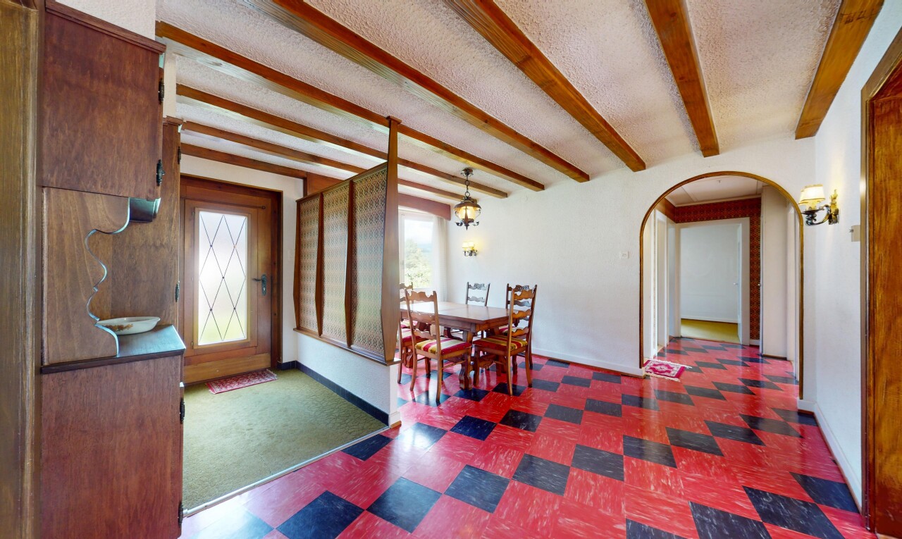 salle à manger avec inside property, beamed ceiling, plafond à poutres, vinyl floor, et sol en vinyle