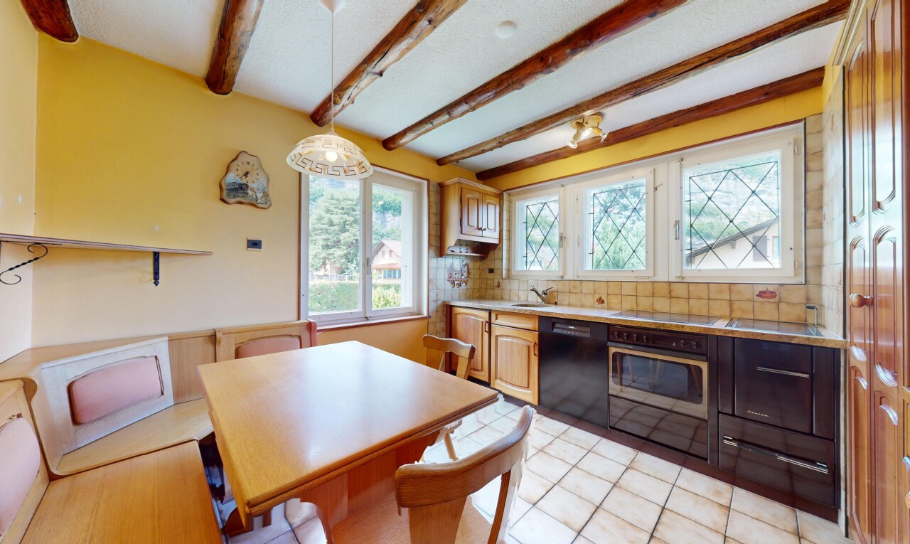 salle à manger avec natural light, lumière naturelle, backsplash, inside property, et beamed ceiling