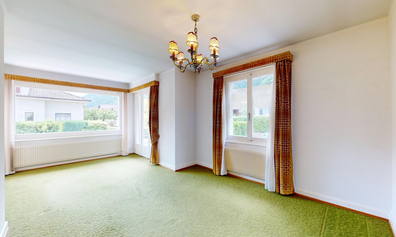 pièce vide avec drywall, cloison sèche, radiateur, lustre remarquable, et natural light