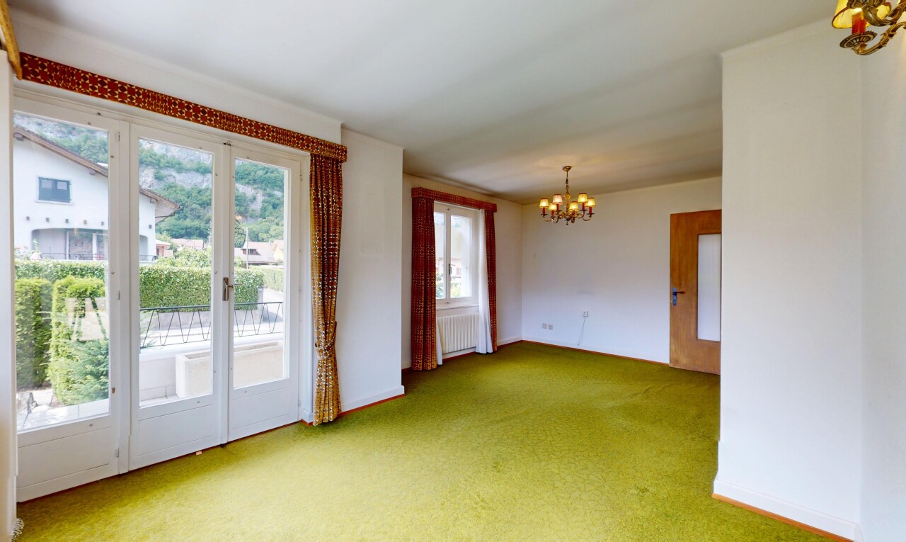 pièce vide avec carpet, moquette, lustre remarquable, drywall, et cloison sèche