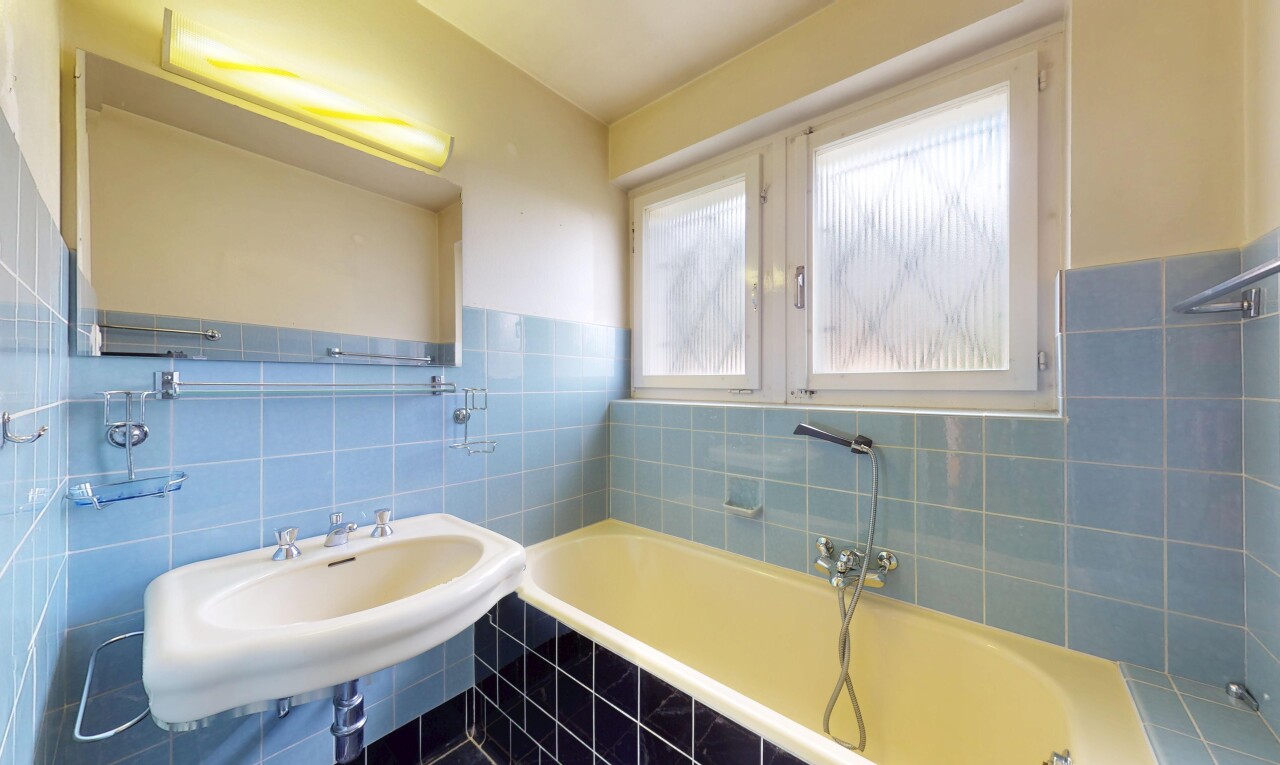salle de bains avec natural light, lumière naturelle, tile wall, mur en carrelage, et drywall