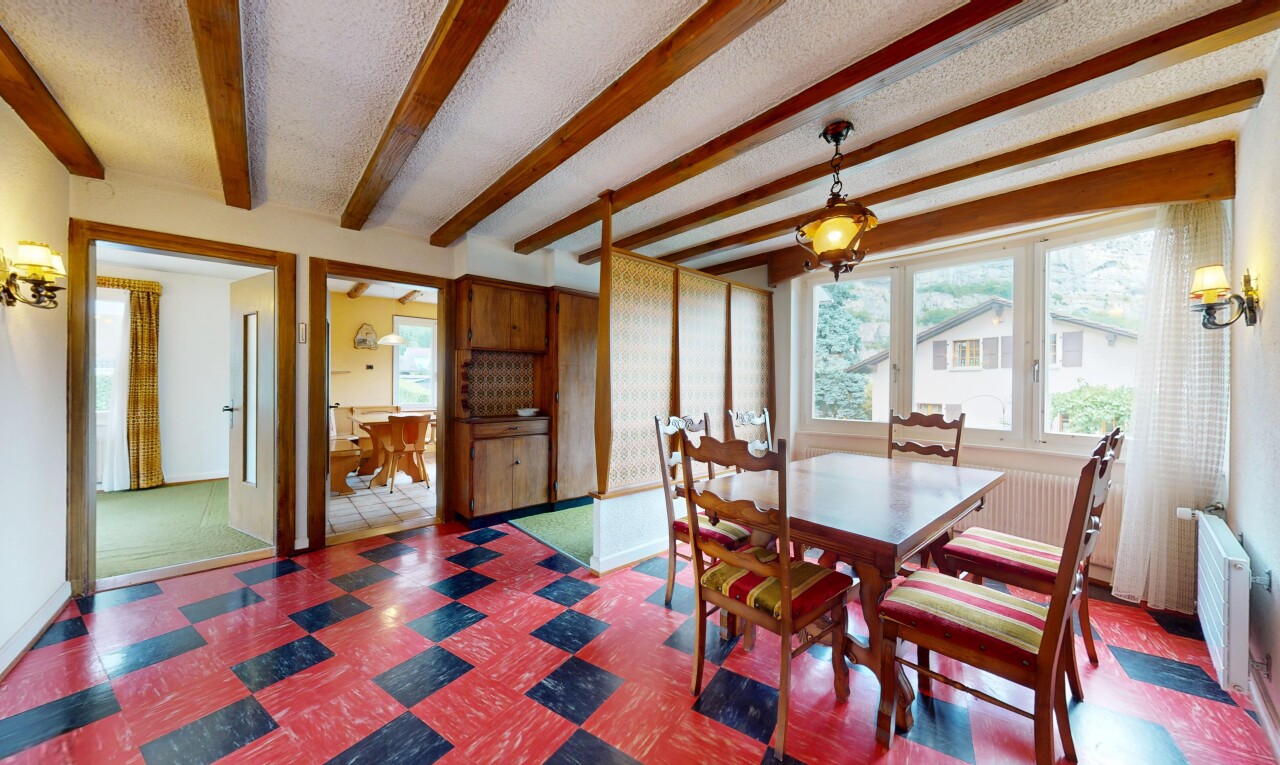 salle à manger avec inside property, natural light, lumière naturelle, beamed ceiling, et plafond à poutres