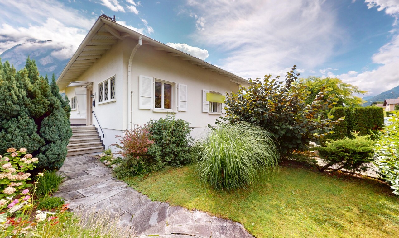 façade avec day time, bardage en stuc, property visible, perron, et pelouse