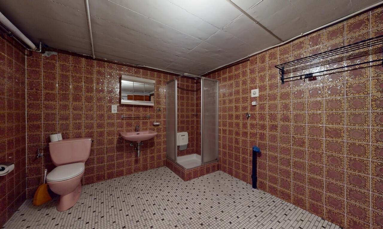 salle de bains avec douche, toilette, inside property, salle de bain complète, et tile wall