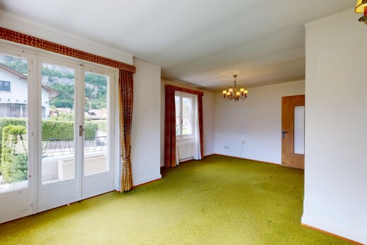 pièce vide avec carpet, moquette, lustre remarquable, drywall, et cloison sèche