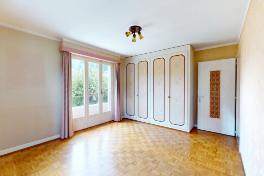 pièce vide avec natural light, lumière naturelle, crown molding, moulures, et parquet floor