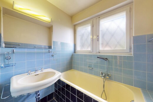 salle de bains avec natural light, lumière naturelle, tile wall, mur en carrelage, et drywall