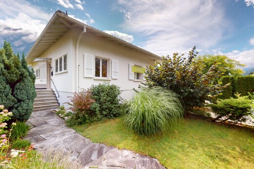 façade avec day time, bardage en stuc, property visible, perron, et pelouse