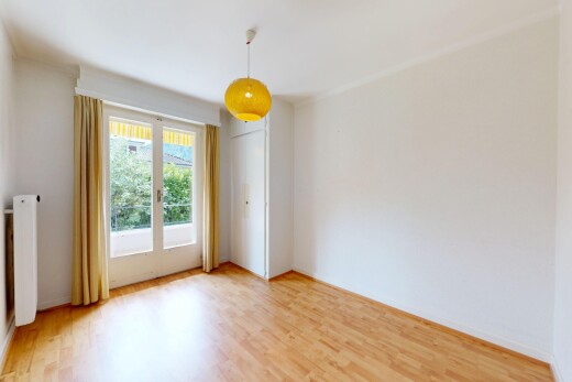pièce vide avec natural light, lumière naturelle, wood finish floor, sol en finition bois, et inside property