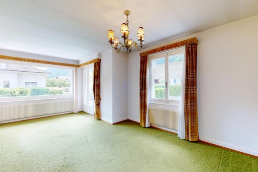 pièce vide avec drywall, cloison sèche, radiateur, lustre remarquable, et natural light