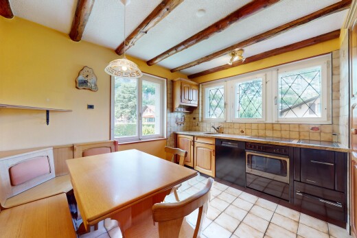 salle à manger avec natural light, lumière naturelle, backsplash, inside property, et beamed ceiling