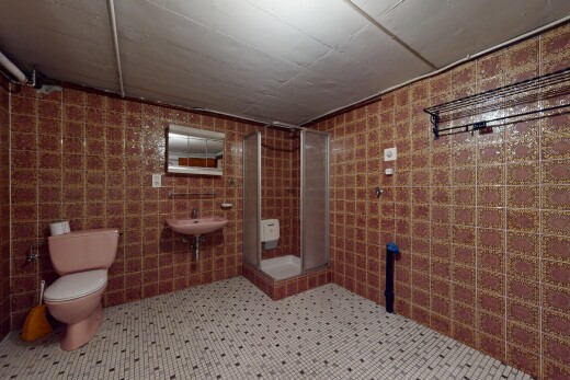 salle de bains avec douche, toilette, inside property, salle de bain complète, et tile wall