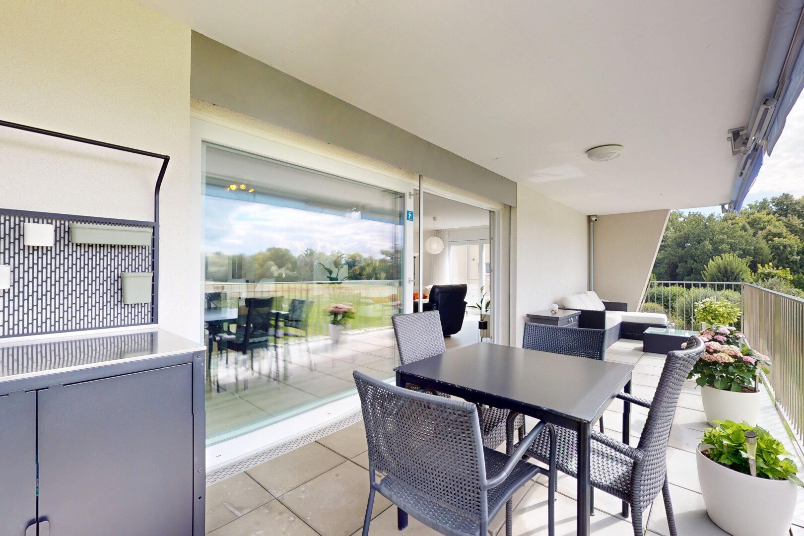 terrasse mit essbereich im freien und balkon