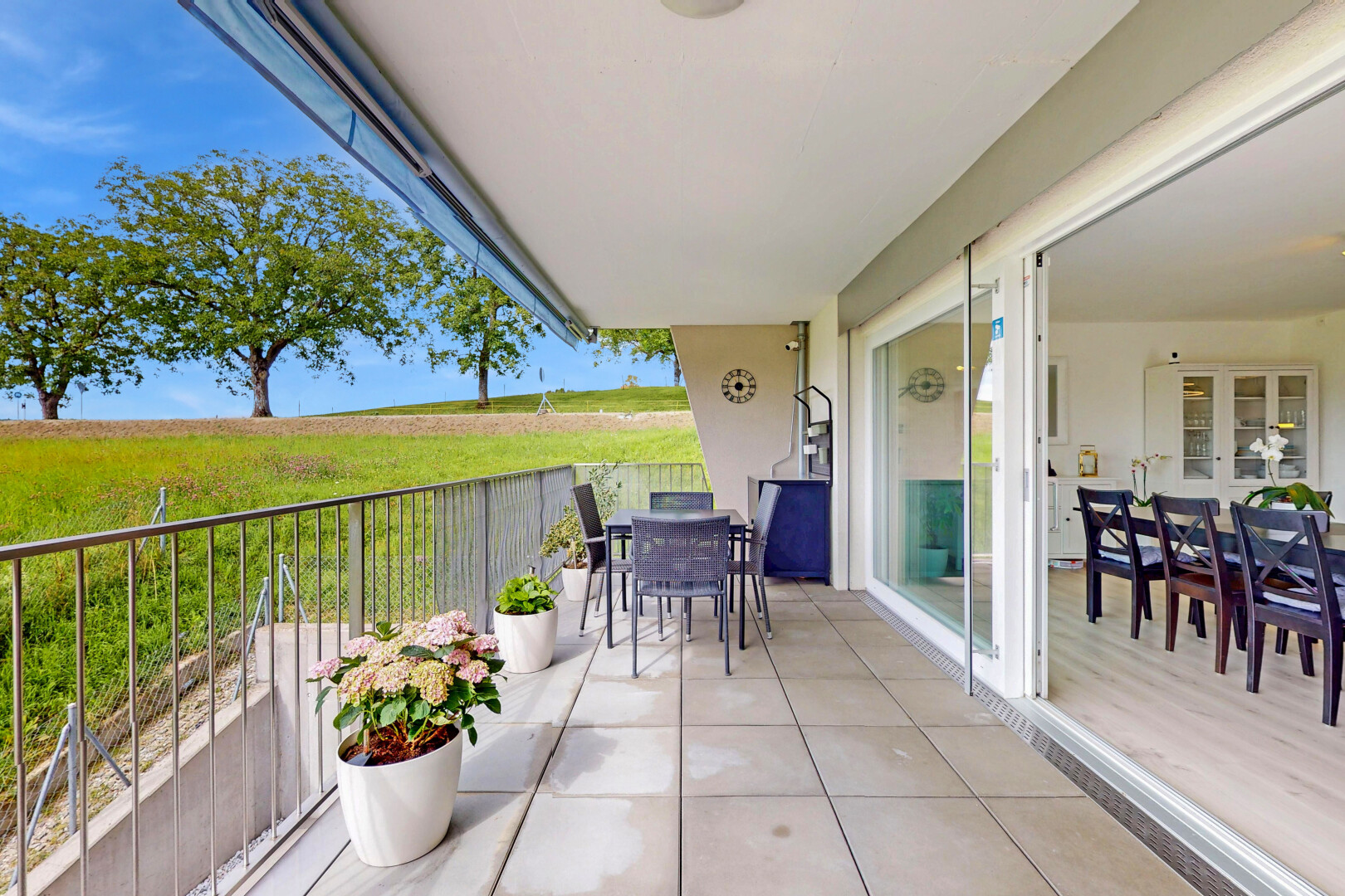 terrasse mit balkon, essbereich im freien, day time, und from property