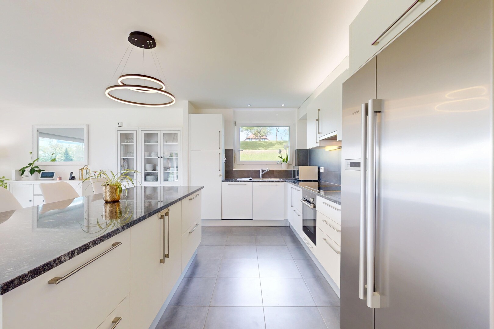 küche mit kühlschrank, natural light, natürliches licht, tile floor, und fliesenboden