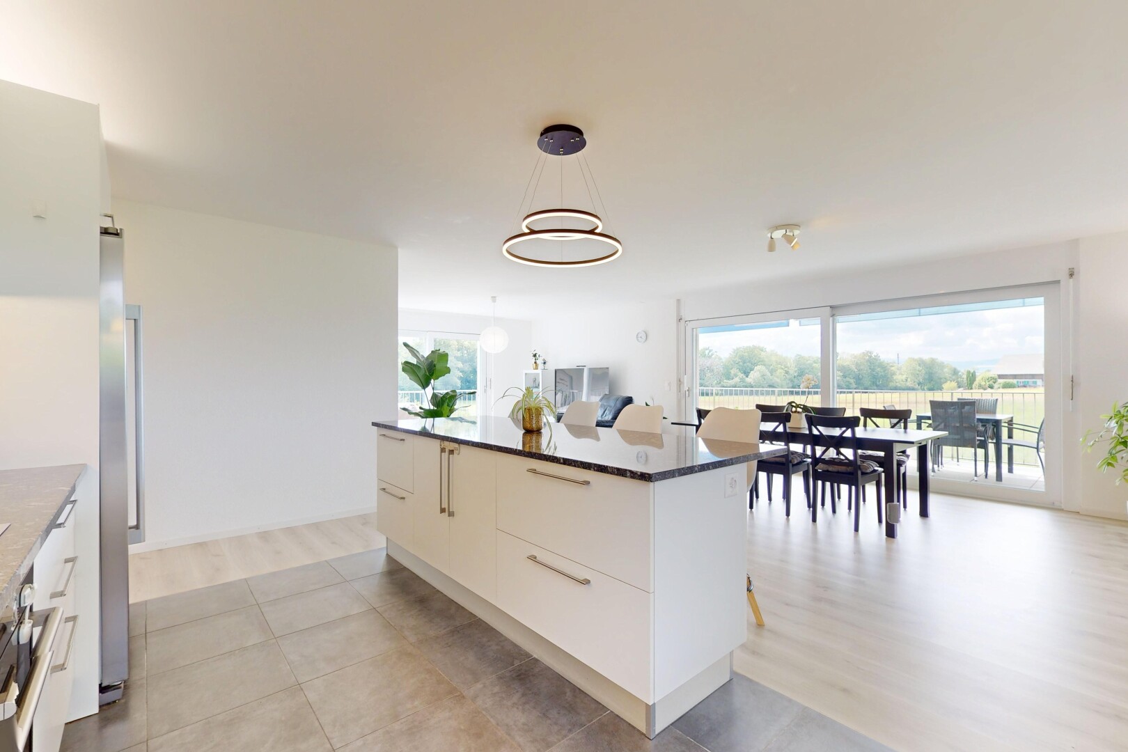 küche mit arbeitsplatten, natural light, natürliches licht, weiße schränke, und drywall