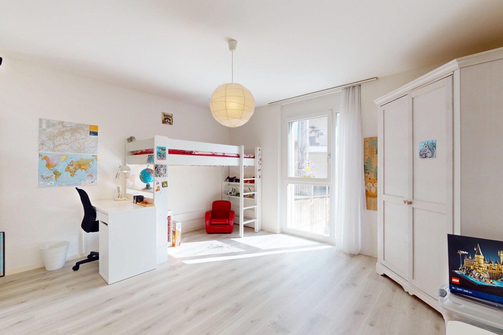 leerer raum mit wood finish floor, holzfußboden, inside property, natural light, und natürliches licht