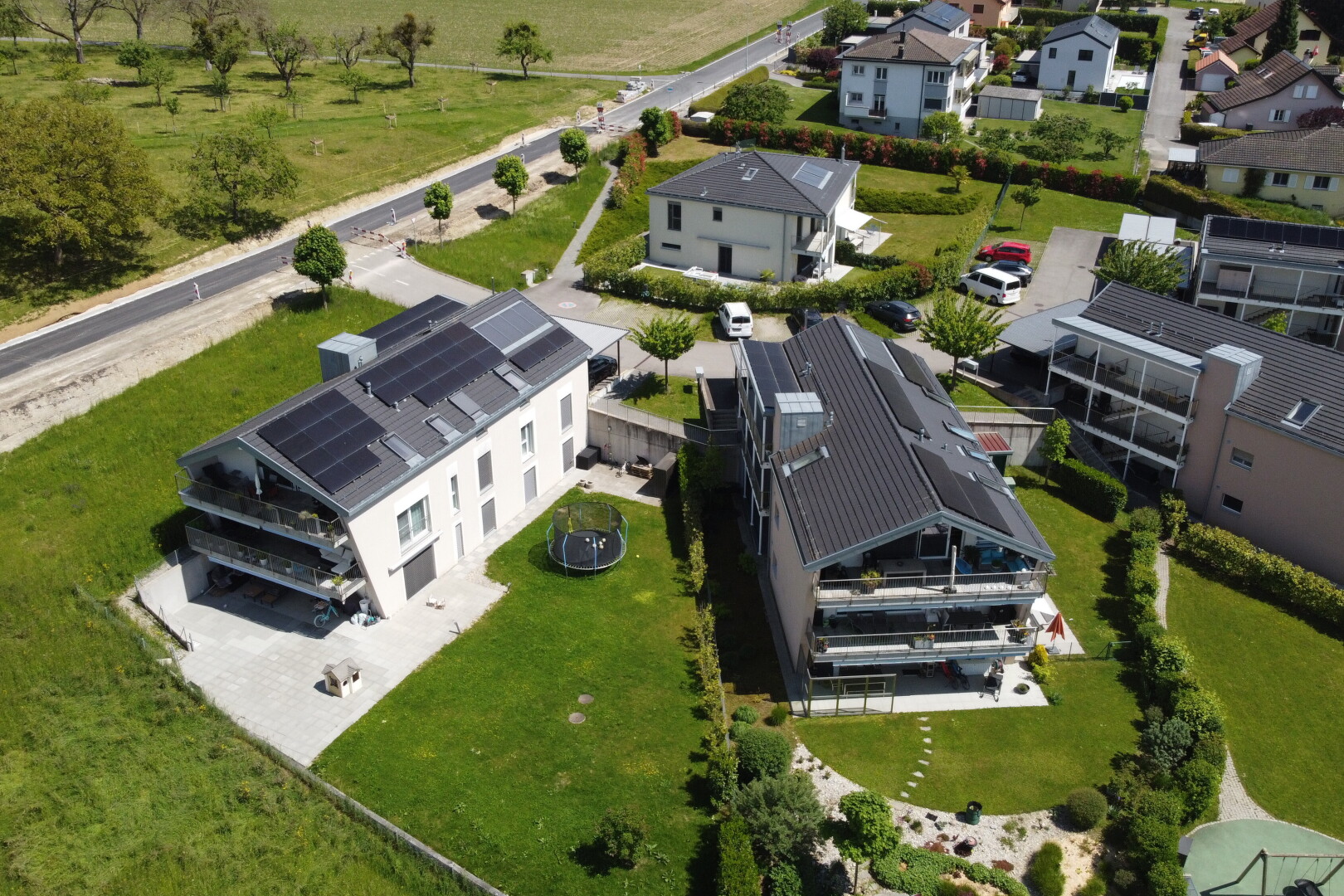 außenansicht mit solaranlage, residential view, wohngebietblick, und rasen