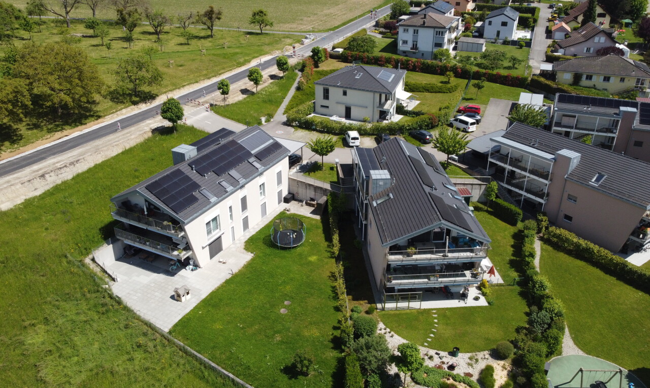 außenansicht mit solaranlage, residential view, wohngebietblick, und rasen