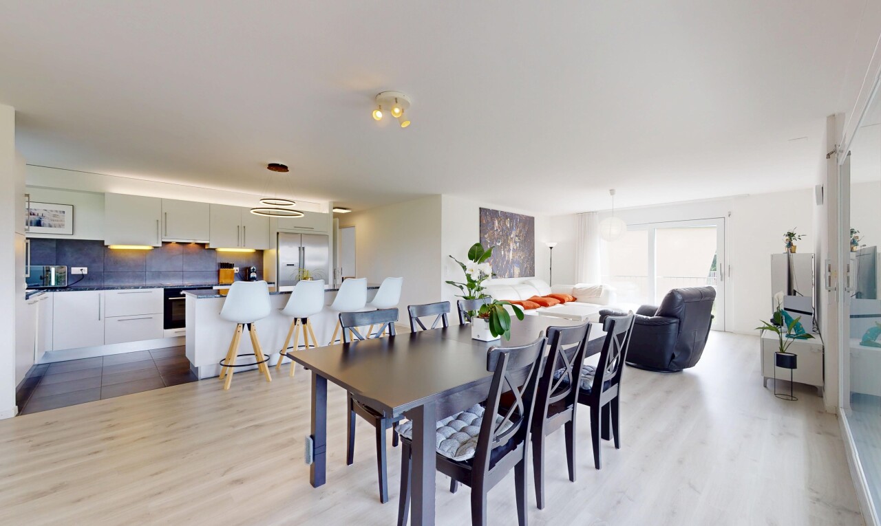 wohn- / esszimmer mit wood finish floor, holzfußboden, inside property, drywall, und gipskartonwand