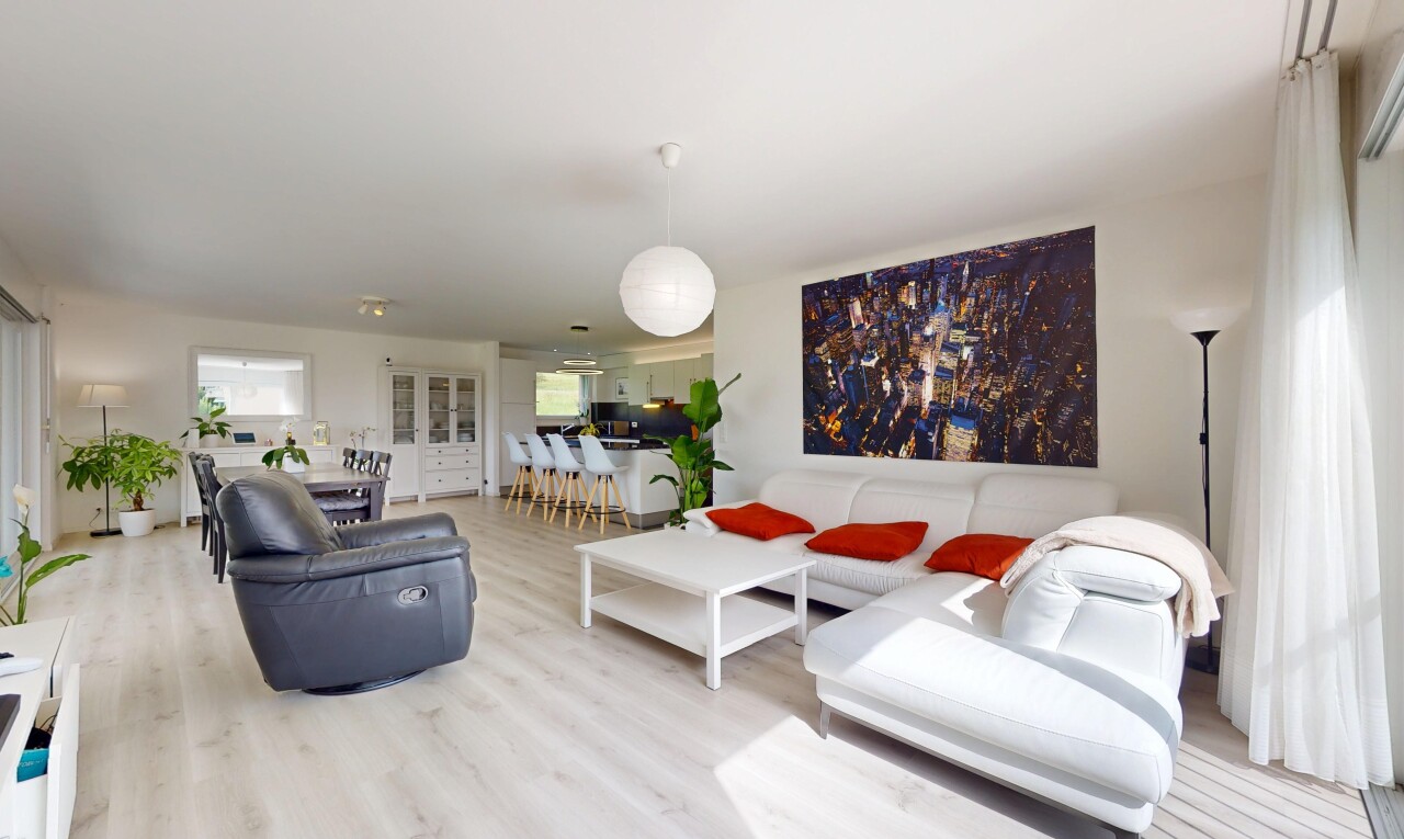 wohn- / esszimmer mit gipskartonwand, drywall, holzfußboden, wood finish floor, und inside property