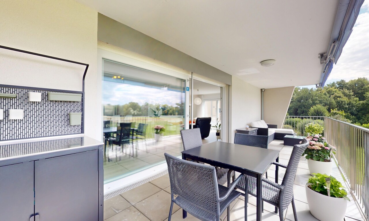 terrasse mit essbereich im freien und balkon
