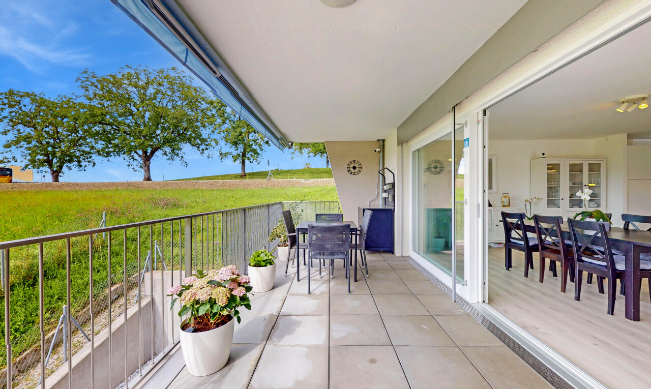 terrasse mit balkon, essbereich im freien, day time, und from property