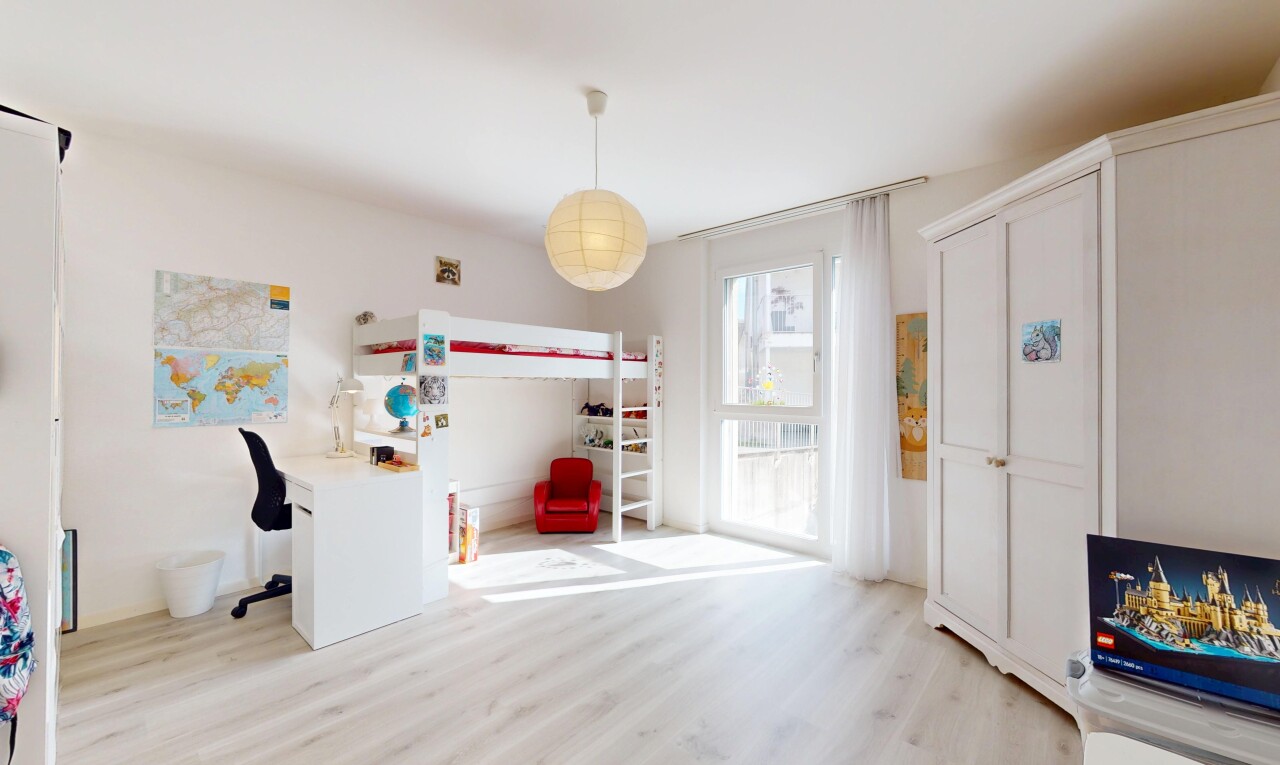 leerer raum mit wood finish floor, holzfußboden, inside property, natural light, und natürliches licht