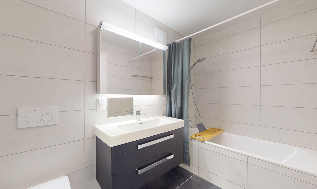 bad mit schminktisch, spiegel, kombiniertes bad / dusche, inside property, und fliesenwand
