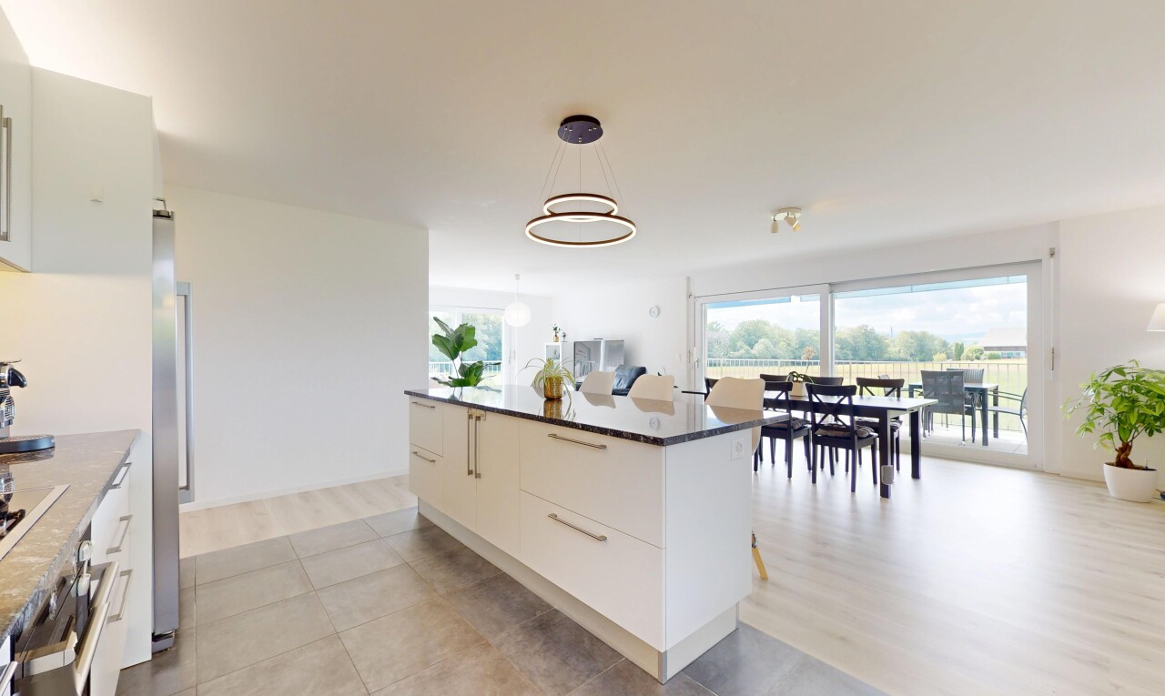 küche mit arbeitsplatten, natural light, natürliches licht, weiße schränke, und drywall