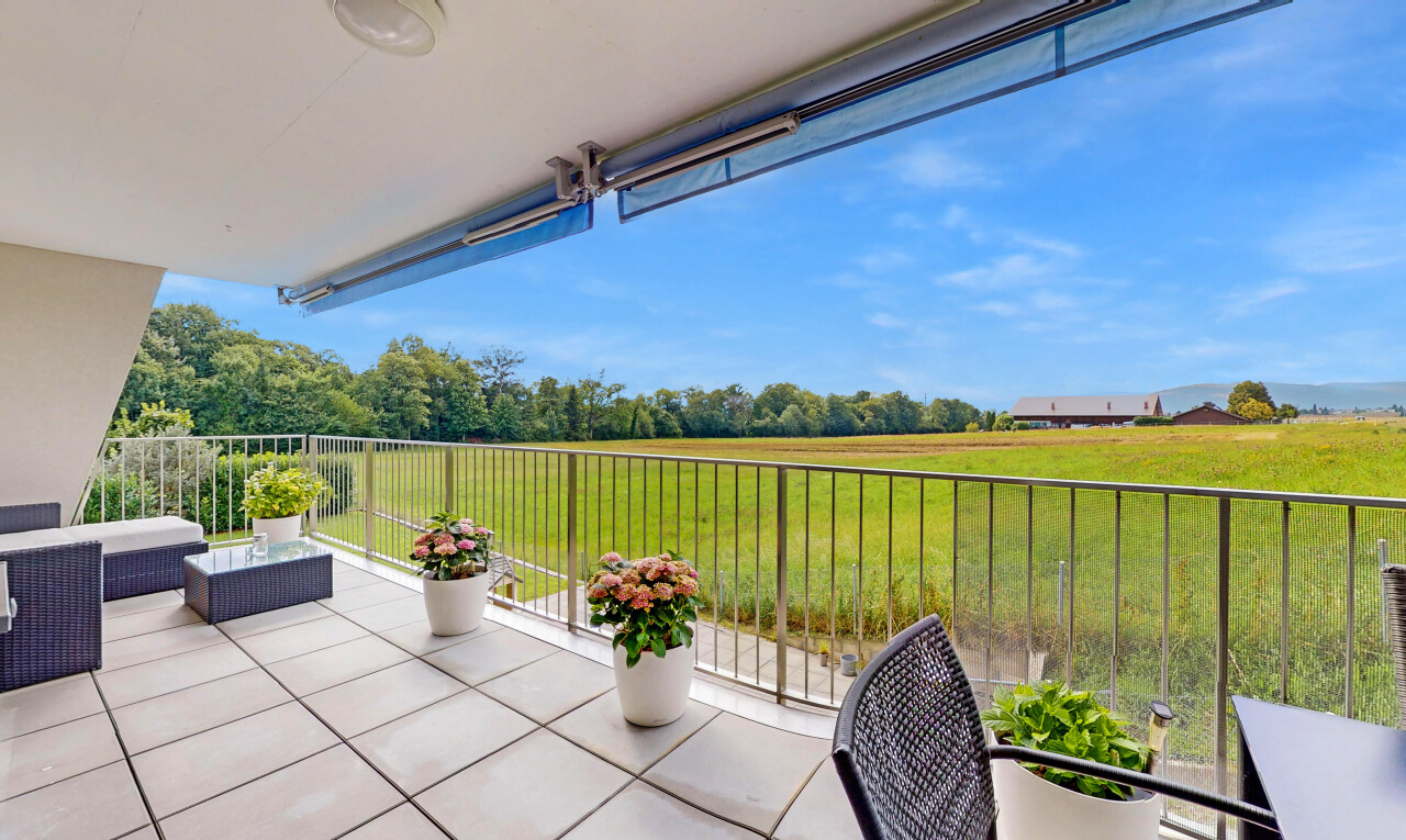 terrasse mit rural view, ländliche aussicht, rasen, day time, und balkon