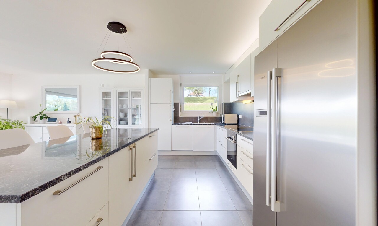 küche mit kühlschrank, natural light, natürliches licht, tile floor, und fliesenboden